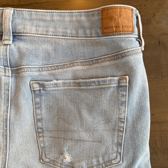 American Eagle The Dream Short Light Wash Distressed Denim Shorts. Jeans Size 12 - Picture 4 of 5